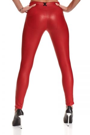 Punaisesta elastisesta materiaalista valmistetut leggingsit